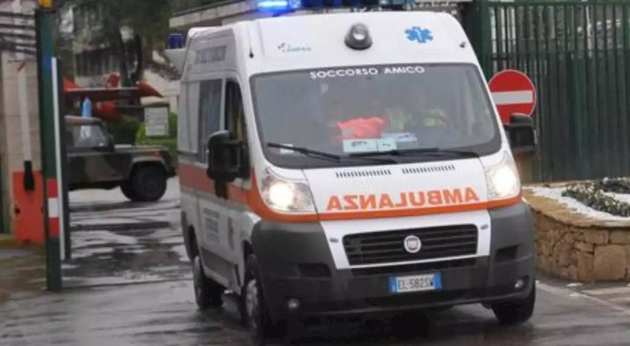 Bambina di 4 anni cade dal balcone al secondo piano: è gravissima