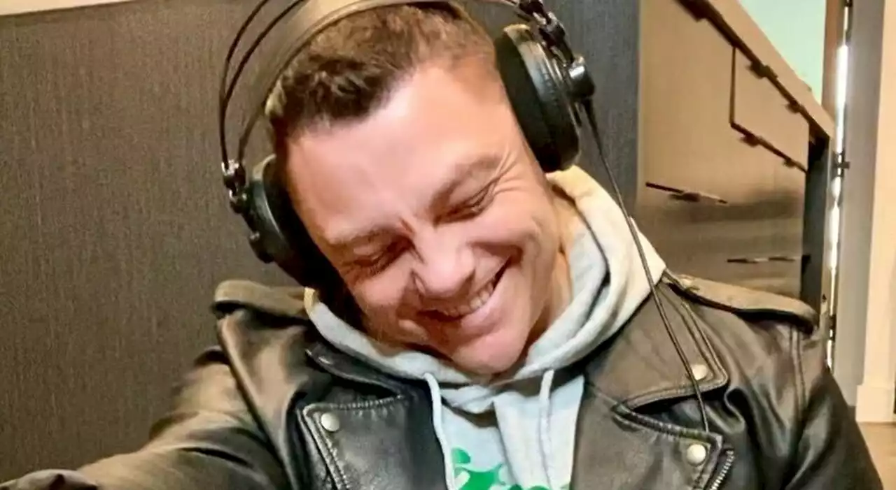 Tiziano Ferro, la foto dei figli al concerto conquista i fan: «Sono indeciso se scrivergli una canzone o no»