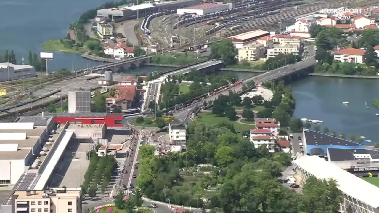 Sur le Tour, les coureurs sont passés près d’un pont (ouvert) très symbolique