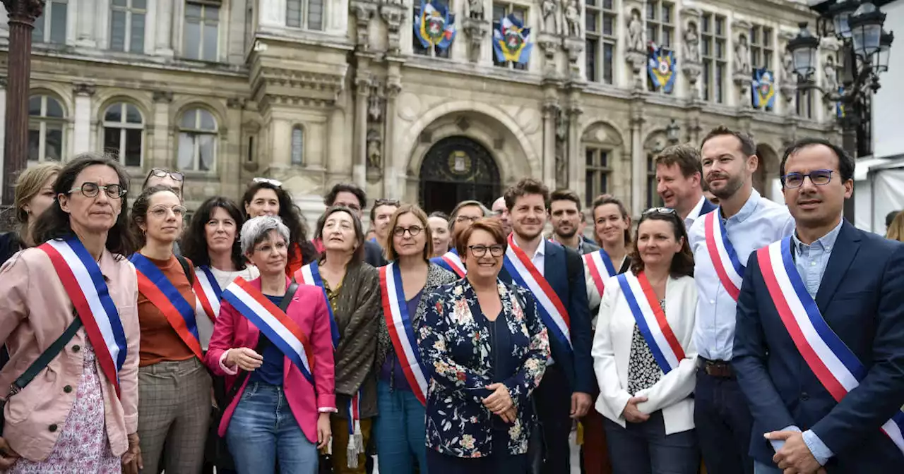 Attaque à L’Haÿ-les-Roses : les images des rassemblements devant les mairies de France