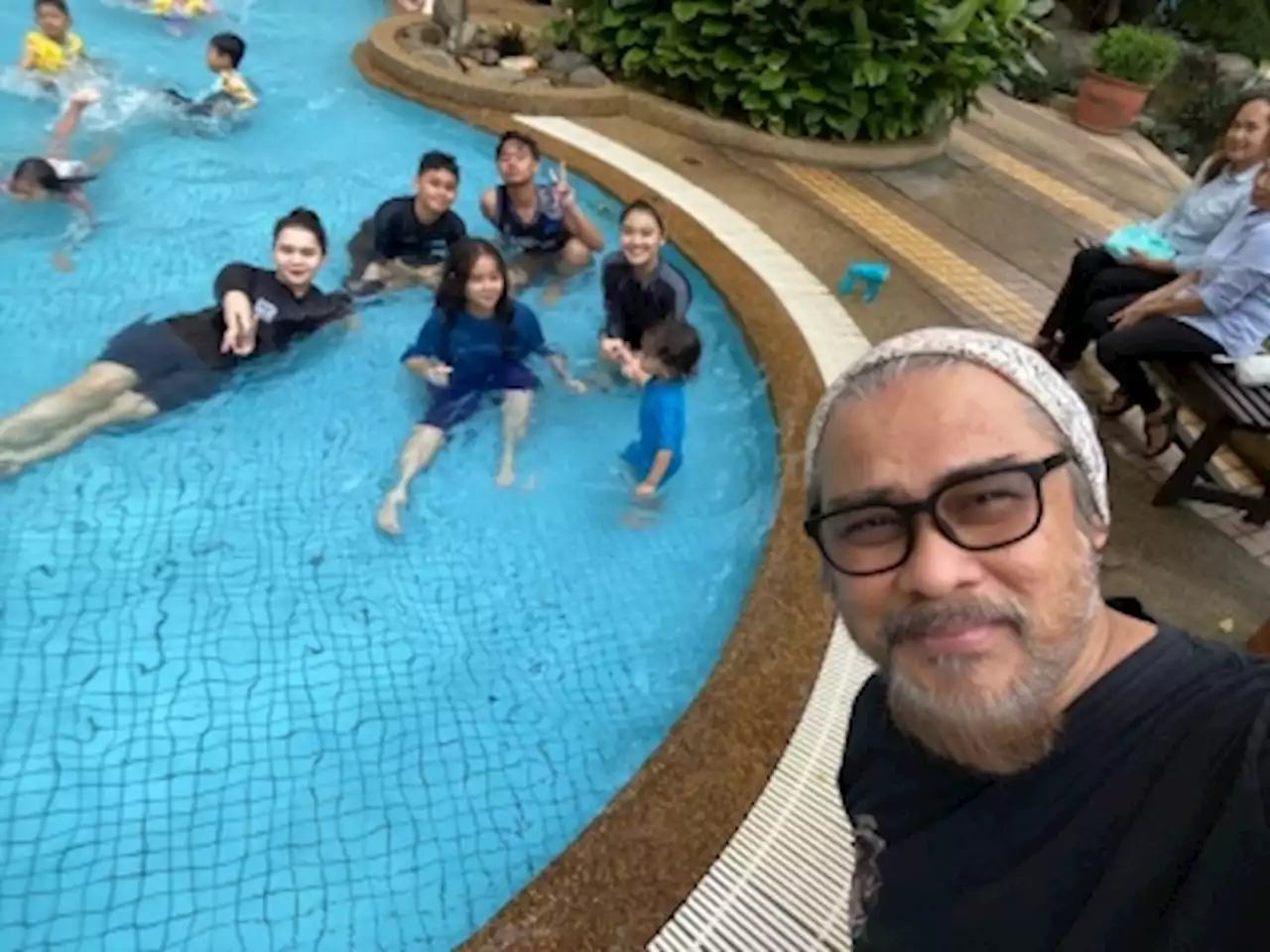 After eight years, veteran rocker Awie happily reunites with two of his children living with ex-wife