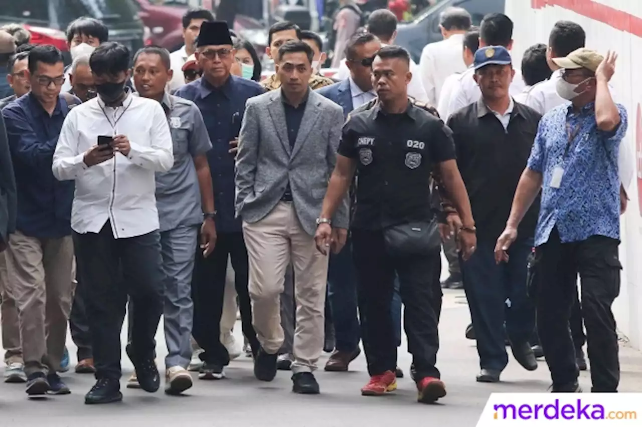 Foto : Momen 'Pasukan' Al Zaytun Kawal Ketat Pimpinan Panji Gumilang Tiba di Bareskrim | merdeka.com