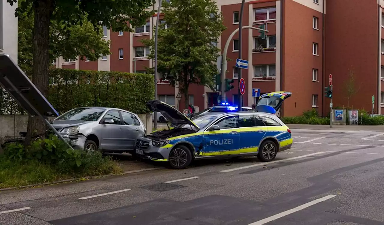 Schwerer Unfall in Hamburg: Streifenwagen kracht in Pkw