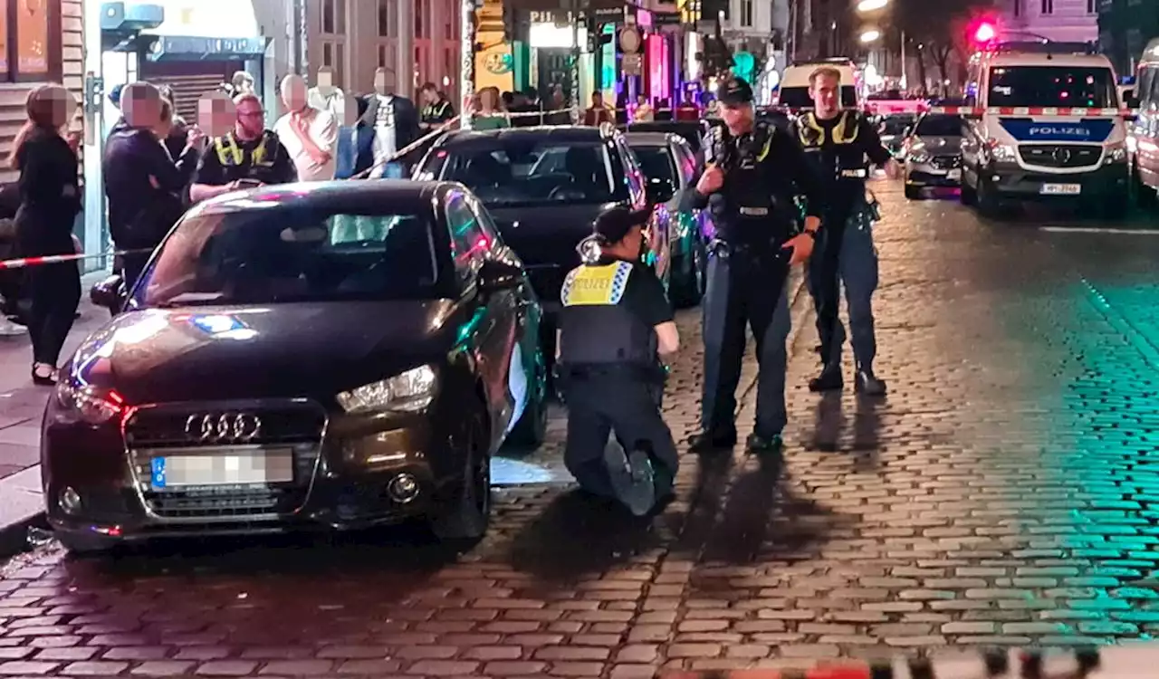 Vor Kiez-Bar: Mann mit fünf Messerstichen niedergestochen – Polizei sucht Taxifahrer (M+)