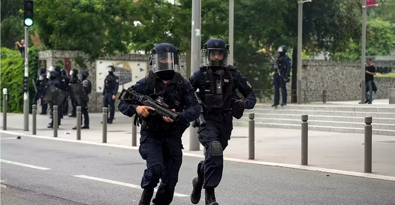 Unruhen in Frankreich: Feuerwehrmann ums Leben gekommen