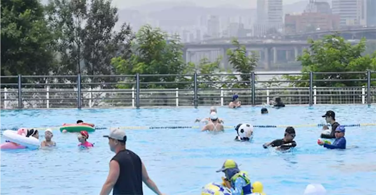 장마전선 물러나자 찾아온 '폭염'…야외수영장·쇼핑몰에 시민 몰려