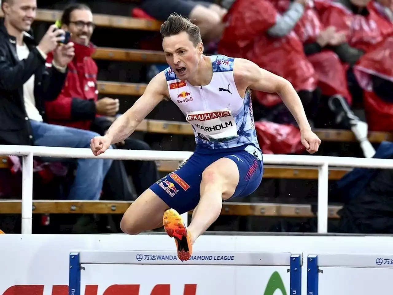 Olympic champ boos environmental protesters who knelt on track near finish line