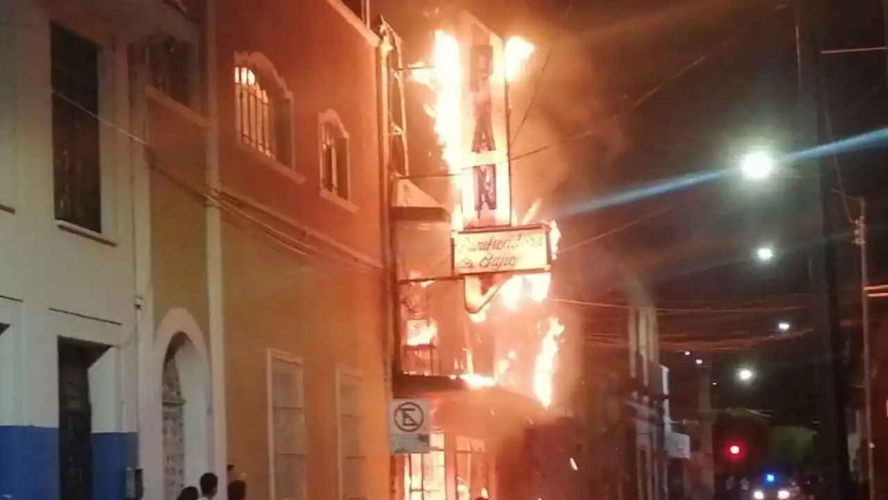 Abandonada y en cenizas quedó panadería de la Donato Guerra, tras incendio en León