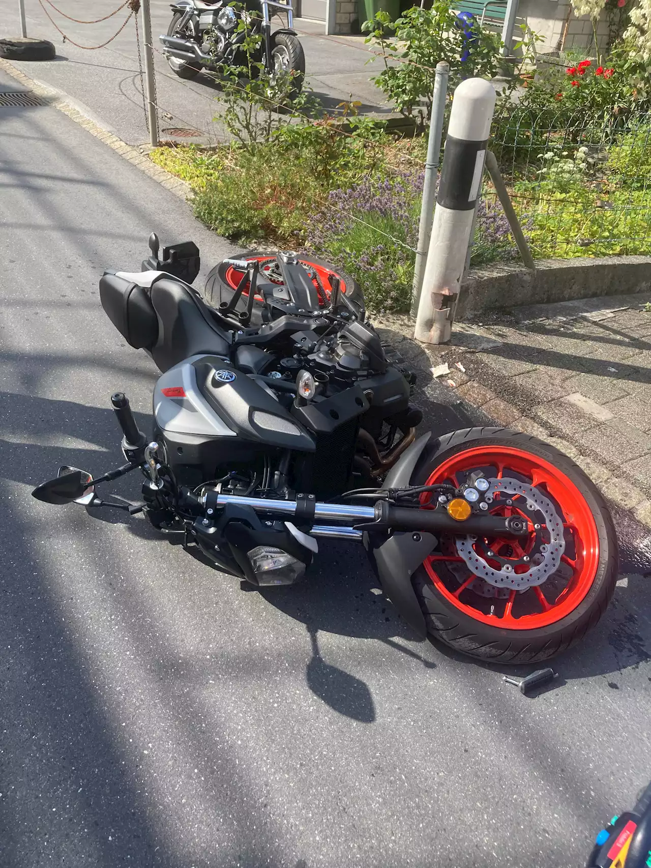 Bilten GL: Motorradlenkerin (21) wegen Sekundenschlaf verunfallt