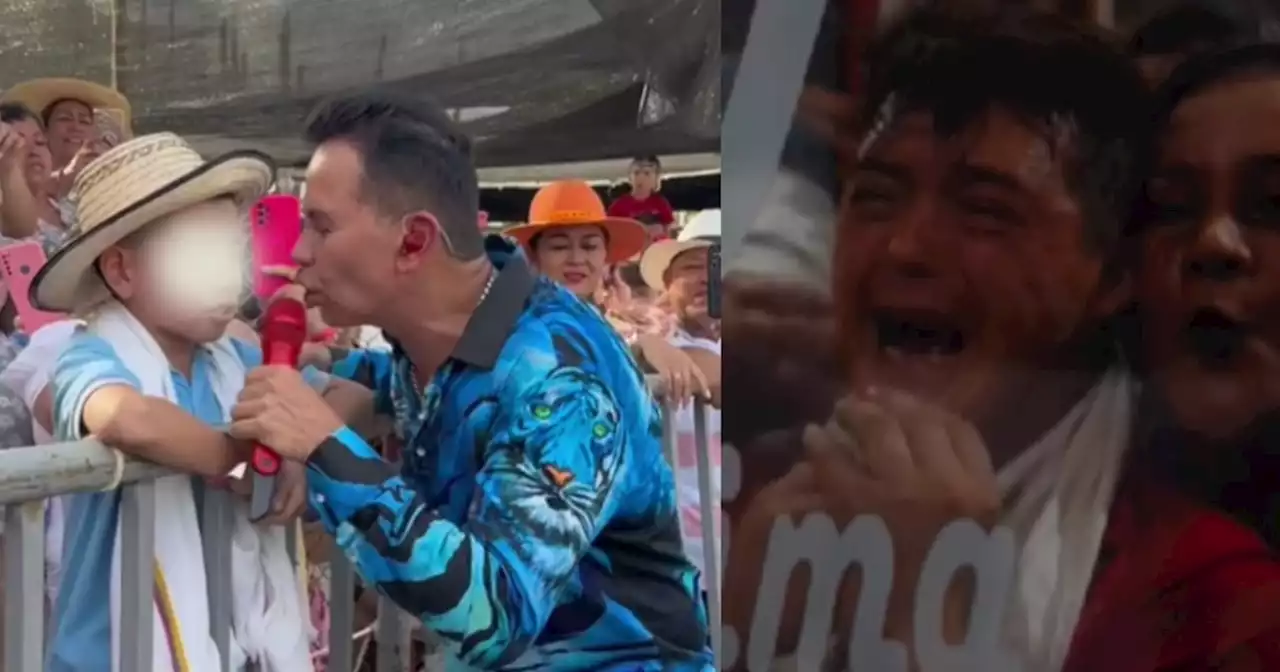 Jhonny Rivera ratificó que es de pueblo y cantó entre lágrimas junto a niño campesino