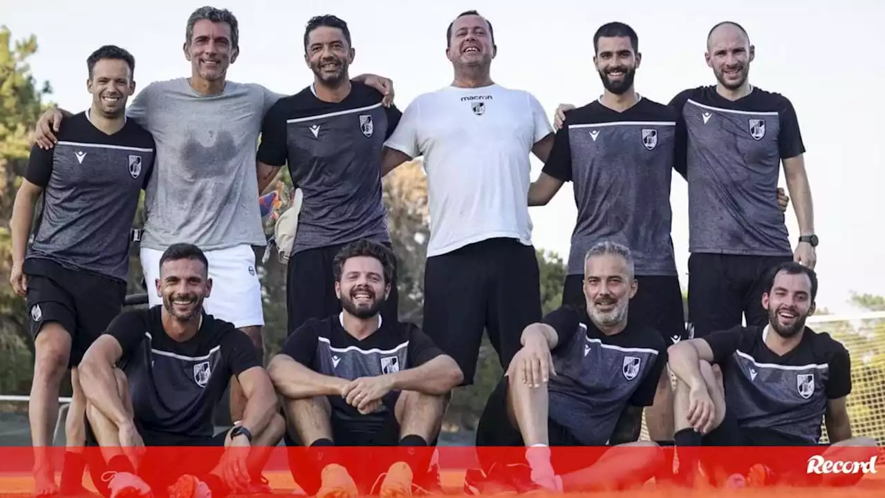 António Miguel Cardoso e Nuno Leite participaram em peladinha com o staff do V. Guimarães