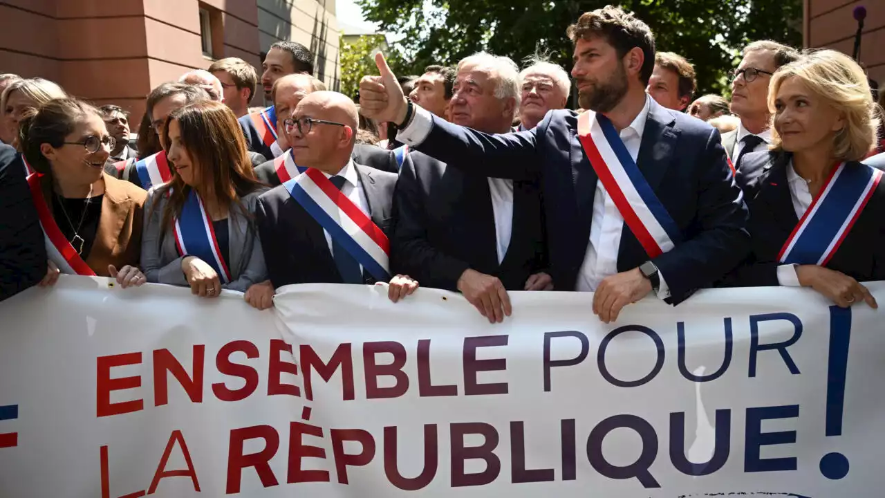 Violences en France: à L'Haÿ-les-Roses, une marche solidaire avec le maire attaqué