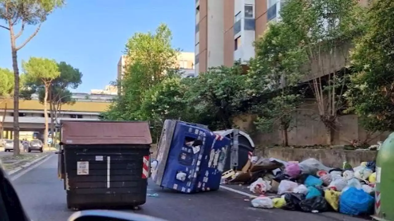 La protesta per i troppi rifiuti: cassonetti in strada per bloccare il traffico