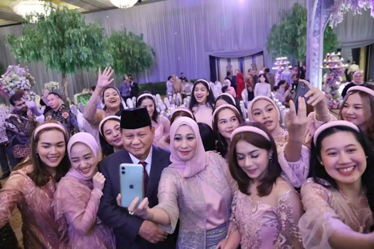 Prabowo Diserbu Pagar Ayu untuk Foto Bareng di Resepsi Pernikahan Anak Bamsoet