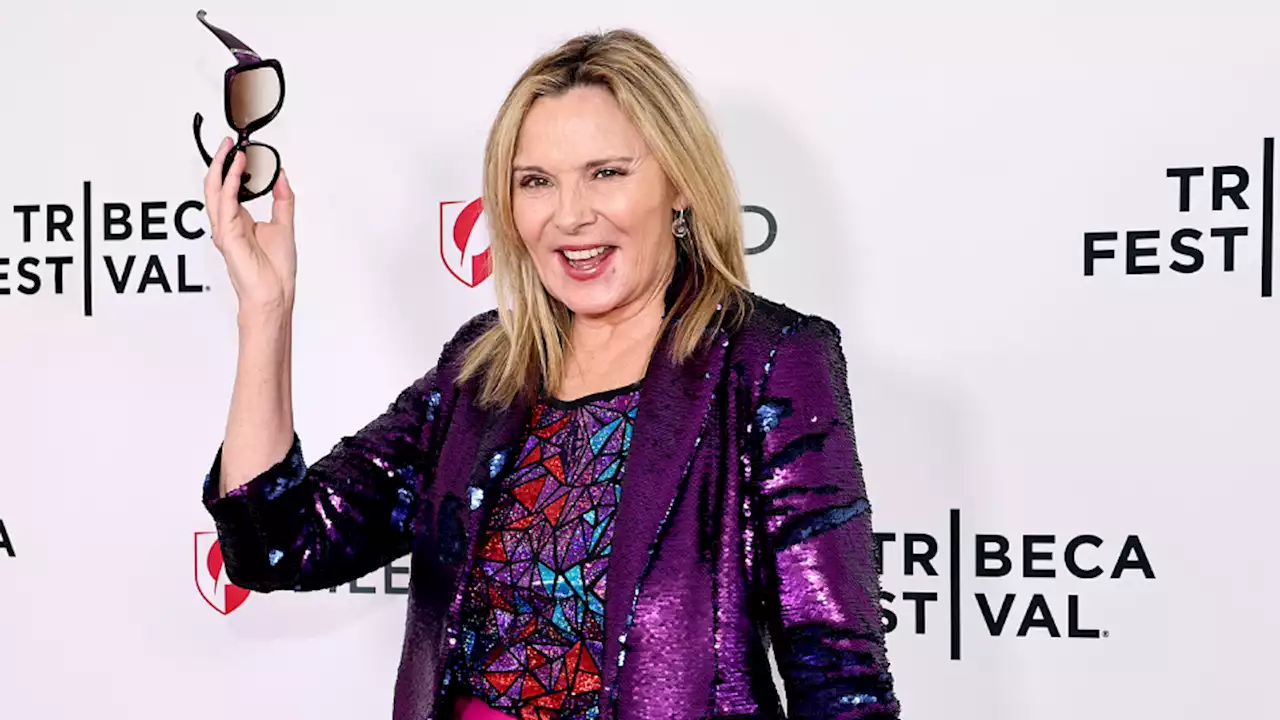 Kim Cattrall’s New Bangs Are Giving ’90s Samantha Jones