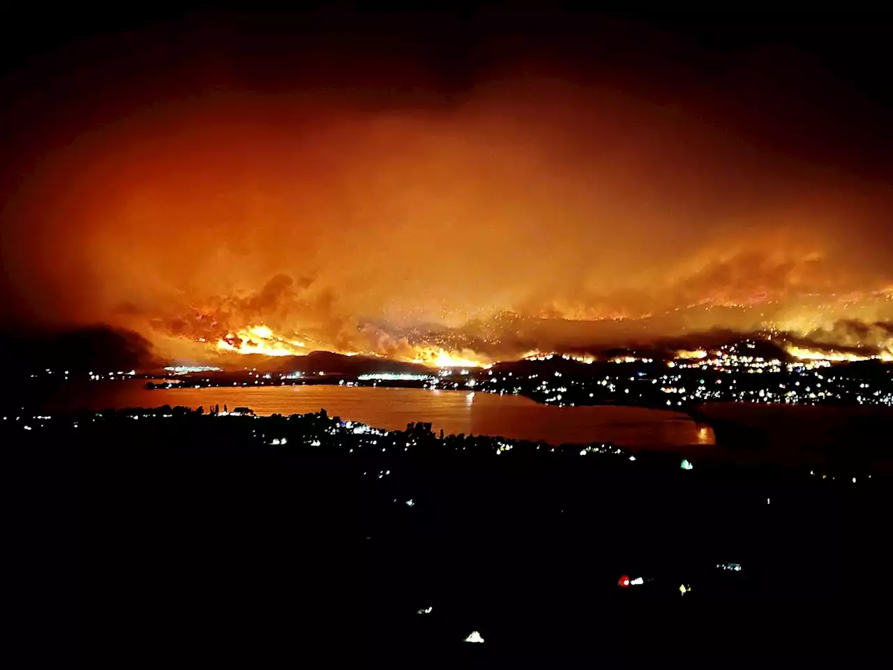 Parts of B.C. town under evacuation order as wildfire crosses U.S.-Canada border