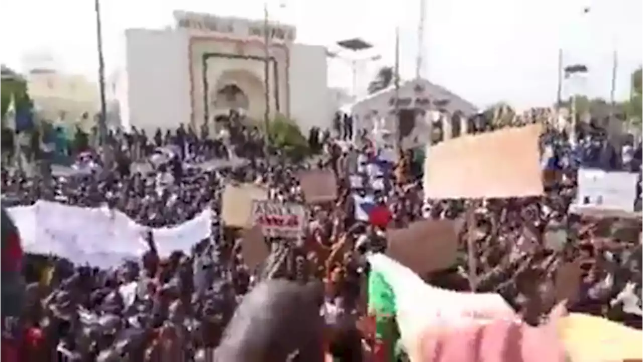 Il video dell’assalto all’ambasciata francese in Niger al grido di “Viva Putin”: in migliaia in piazza