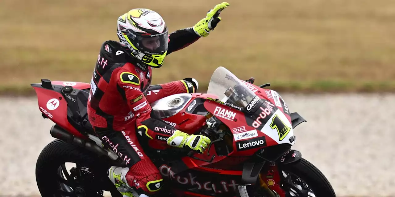 Superbike, Bautista vince gara-2 a Most davanti a Petrucci: Razgatioglu a terra nel finale