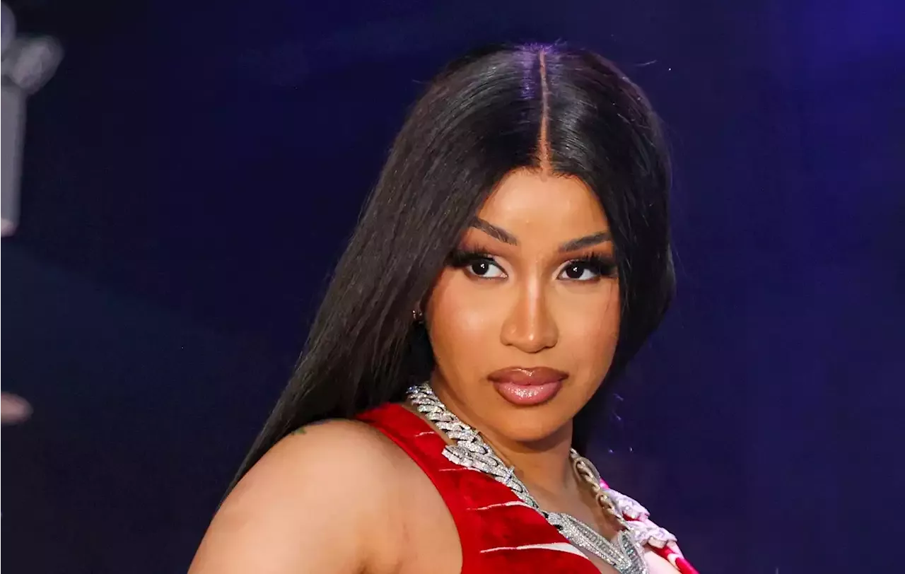 Cardi B Throws Mic At Fan Who Splashed Her Drink On Stage (Video ...