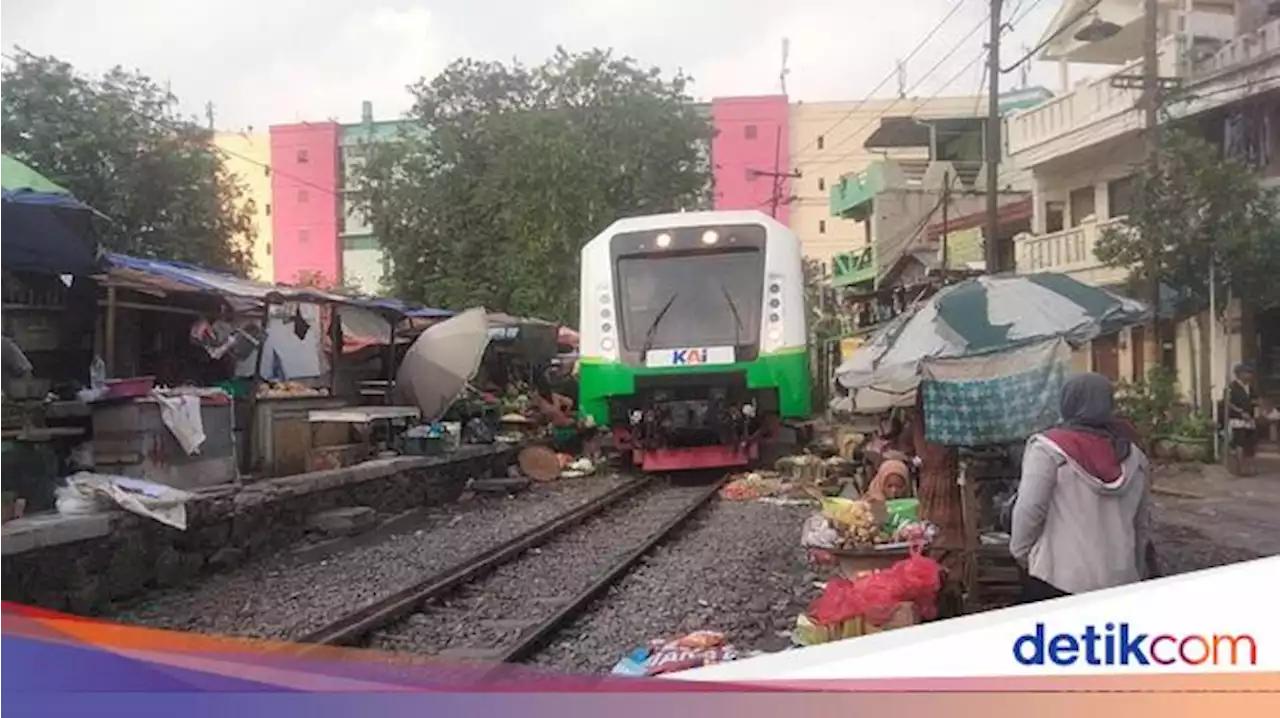 Riwayat Pasar Dupak Magersari, Puluhan Tahun Menantang Bahaya di Rel KA