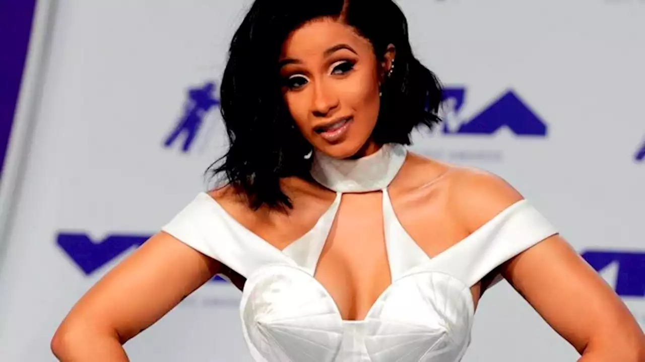 Cardi B lanzó micrófono a mujer que le tiró bebida encima