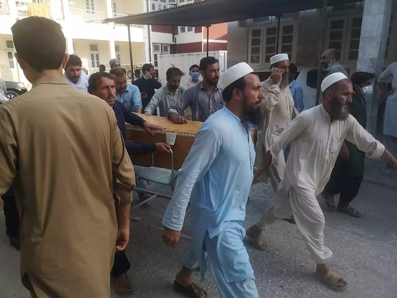 Al menos 44 muertos y 130 heridos en ataque suicida en Pakistán