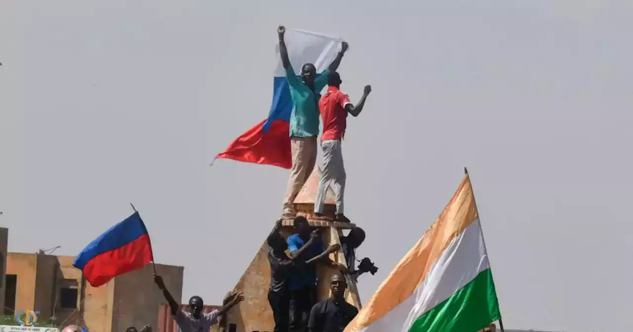 Níger: Milhares protestam junto à embaixada de França, enquanto junta militar alerta para “intervenção militar” iminente