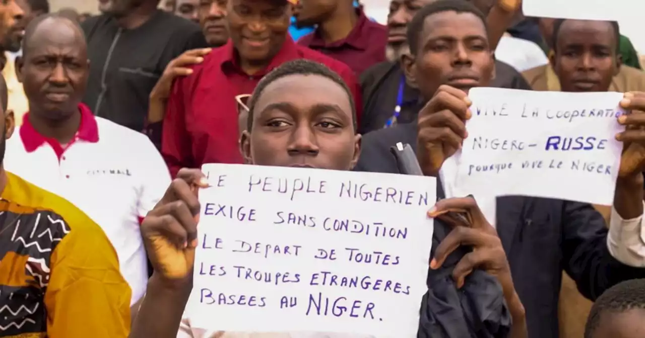 Niger, filogolpisti inneggiano a Mosca e attaccano l'ambasciata francese. Eliseo: 'Reagiremo se saranno coinvolti nostri cittadini' - Il Fatto Quotidiano