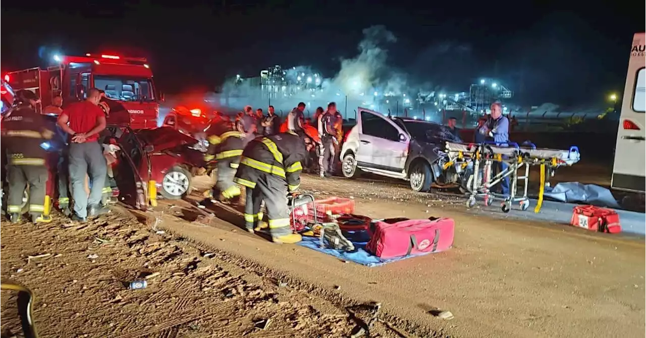 Mãe, filha e motorista morrem em acidente entre carros no interior de SP