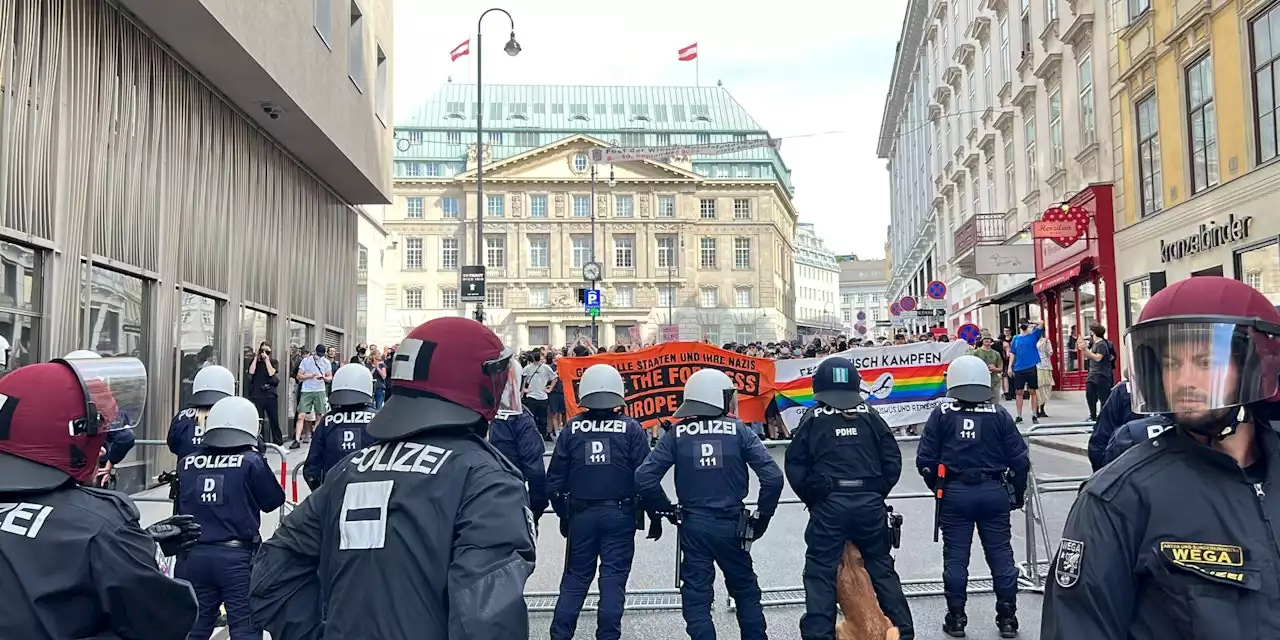 Polizist bei Flaschenwurf verletzt – Demo eskaliert