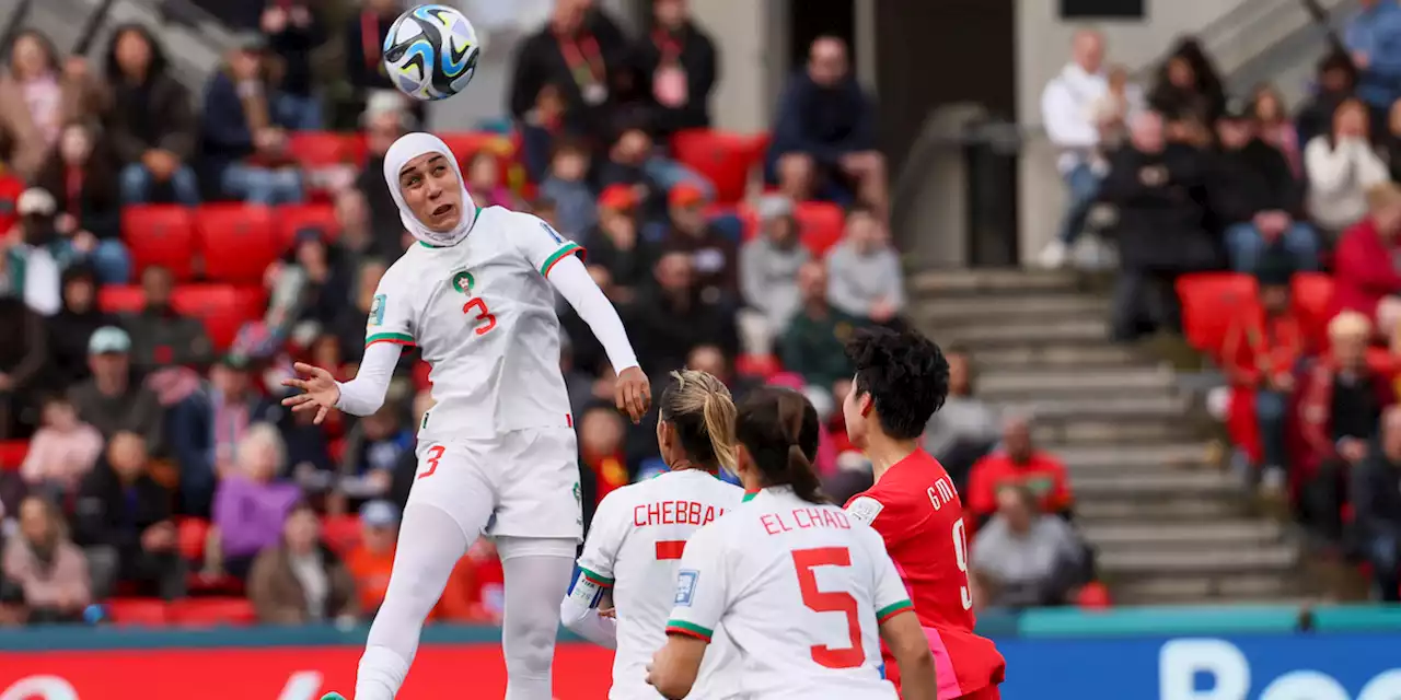 Nouhaila Benzina del Marocco è la prima calciatrice a indossare lo hijab ai Mondiali femminili | Flashes - Il Post