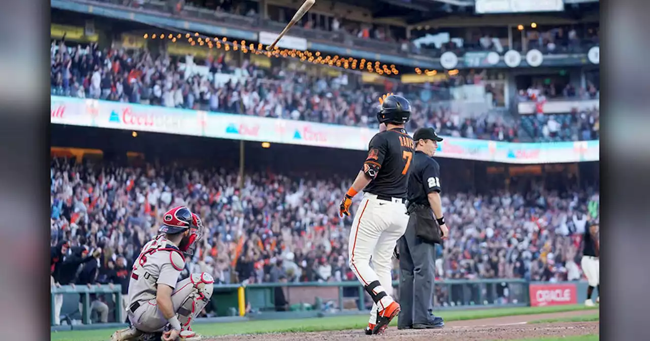 Davis homers in 9th to give Giants win over Red Sox