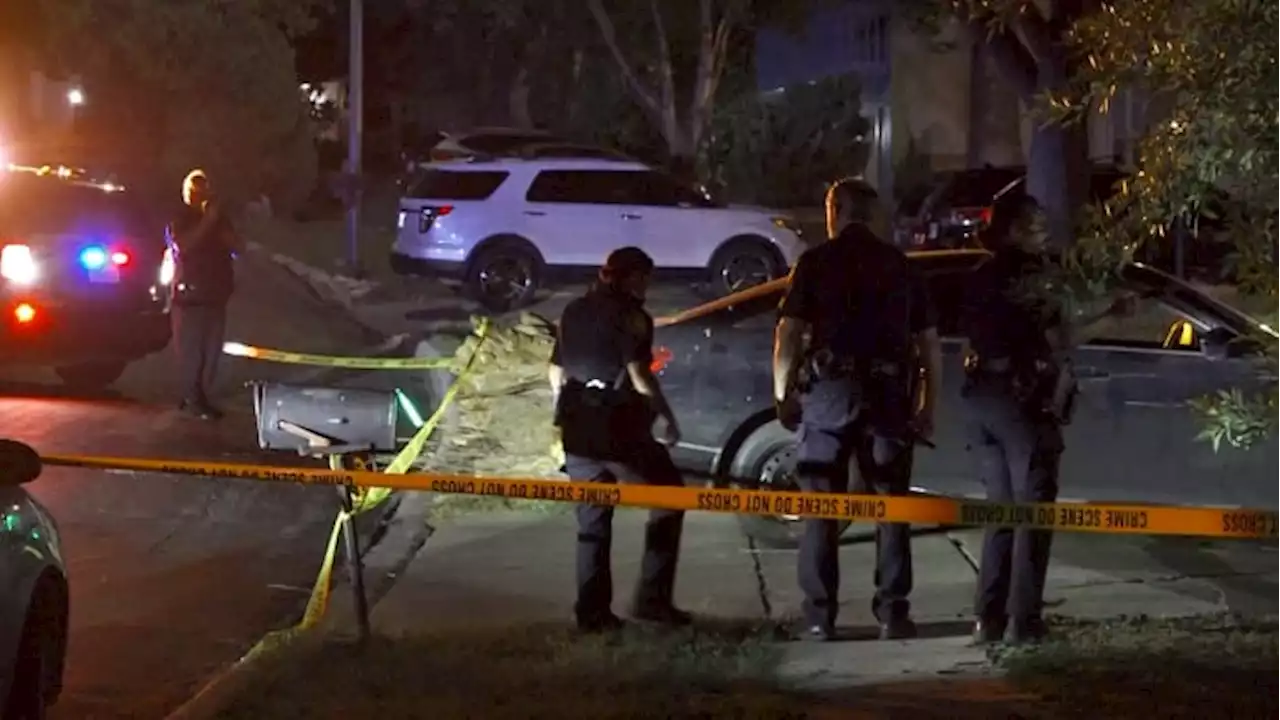 Two teens lead police in high-speed chase after shooting man in robbery, SAPD says