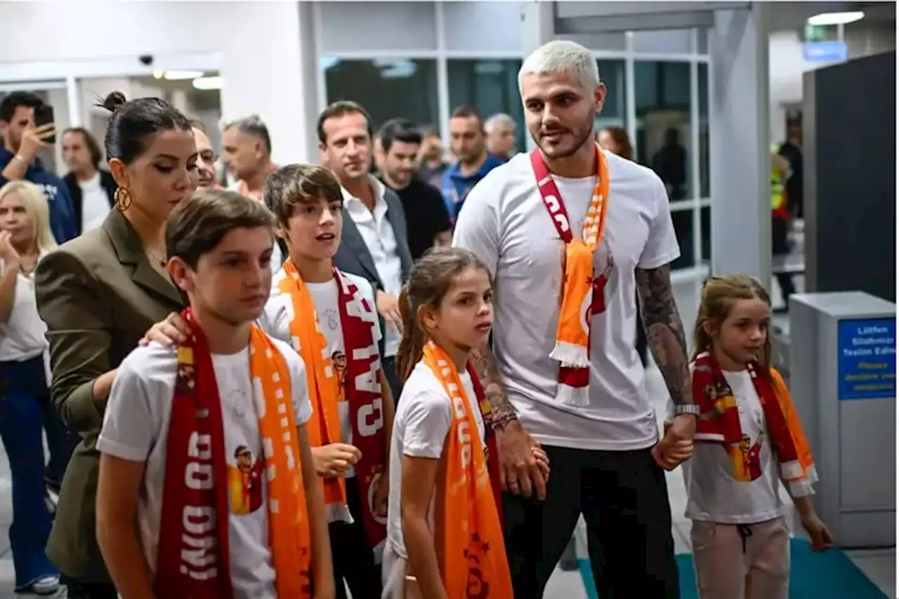 La espectacular bienvenida a la familia Icardi en Turquía y la bandera de los hinchas de Galatasaray para Wanda Nara