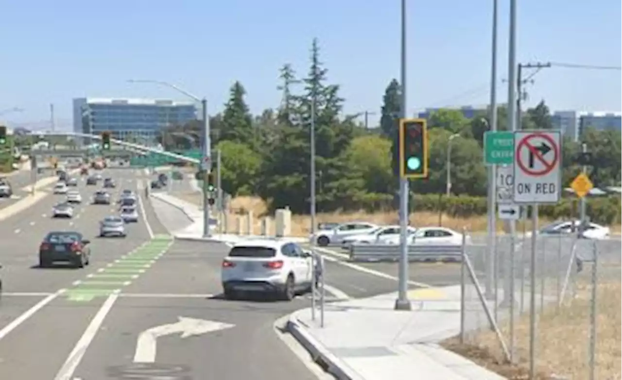 Drivers may see red, but pedestrians come first at busy Highway 101 entrance: Roadshow