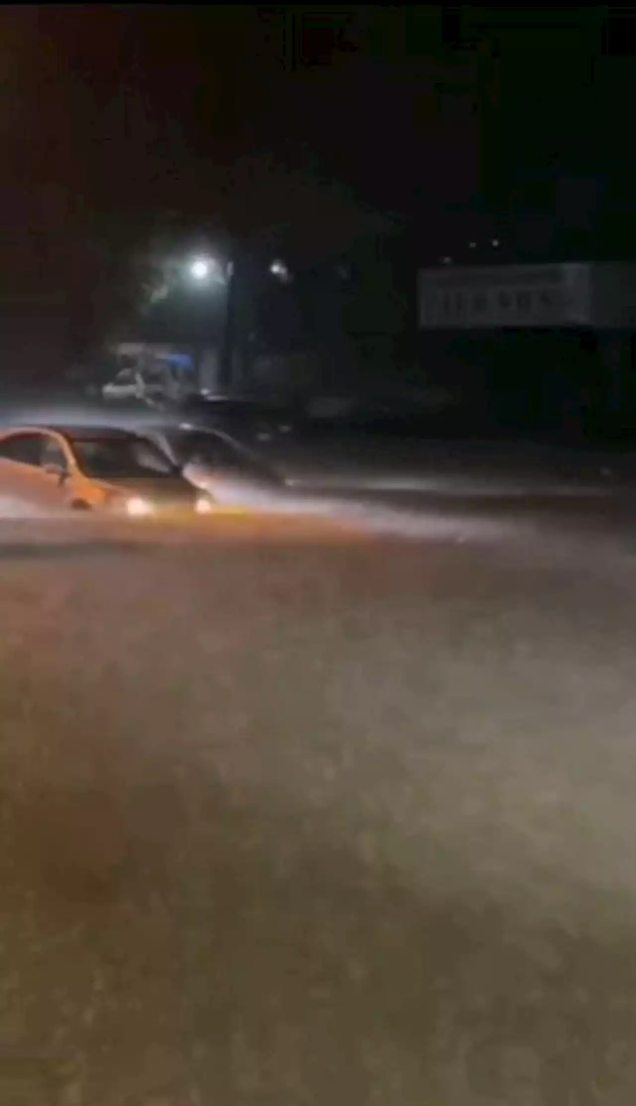 Viviendas y autos quedan bajo el agua por lluvias en Cotija | VIDEO