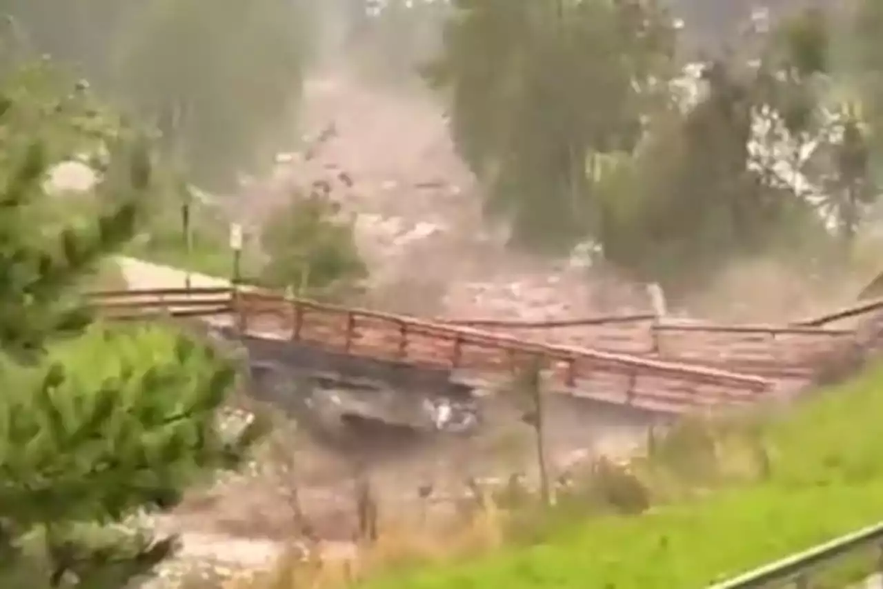 Hevig stormweer in Zuid-Tirol: kolkende waterstromen vegen bruggen weg