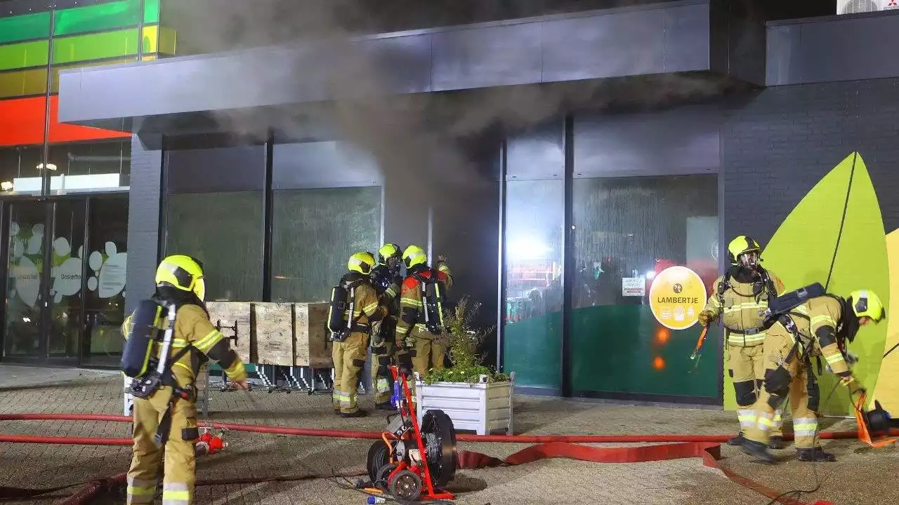 Brand in cafetaria in winkelcentrum, supermarkt moet dicht vanwege de rook