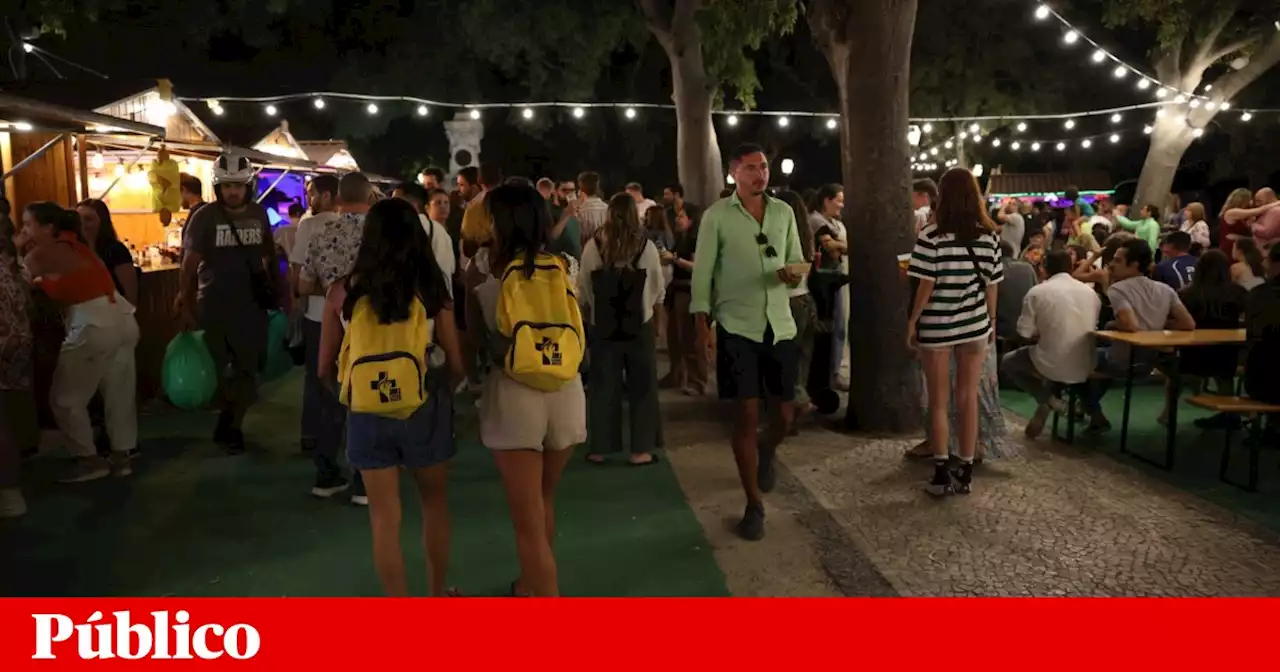 JMJ: Fiéis festejam com cerveja, música e alegria na noite de Lisboa