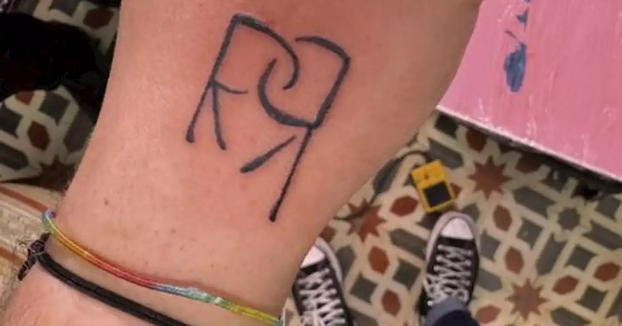 Fan pide ayuda para borrar su tatuaje con iniciales de Rosalía y Rauw Alejandro