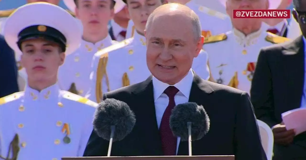 Putin inaugura la parata della marina russa a San Pietroburgo: '30 nuove navi da guerra'