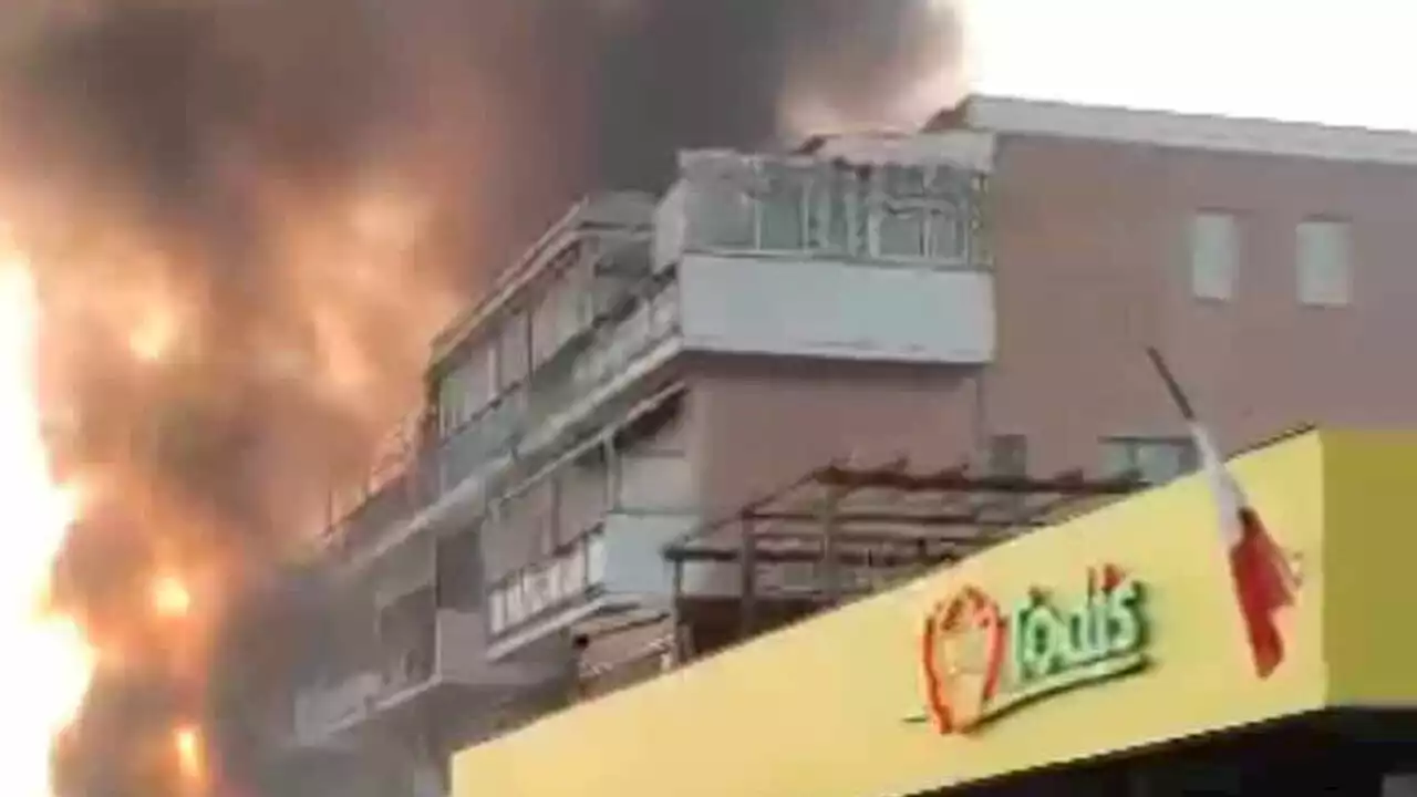 Supermercato in fiamme: evacuate due palazzine di quattro piani