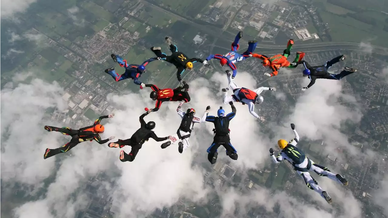 Skydive-spektakel in Hoogeveen: 'Voel me helemaal thuis in de lucht'