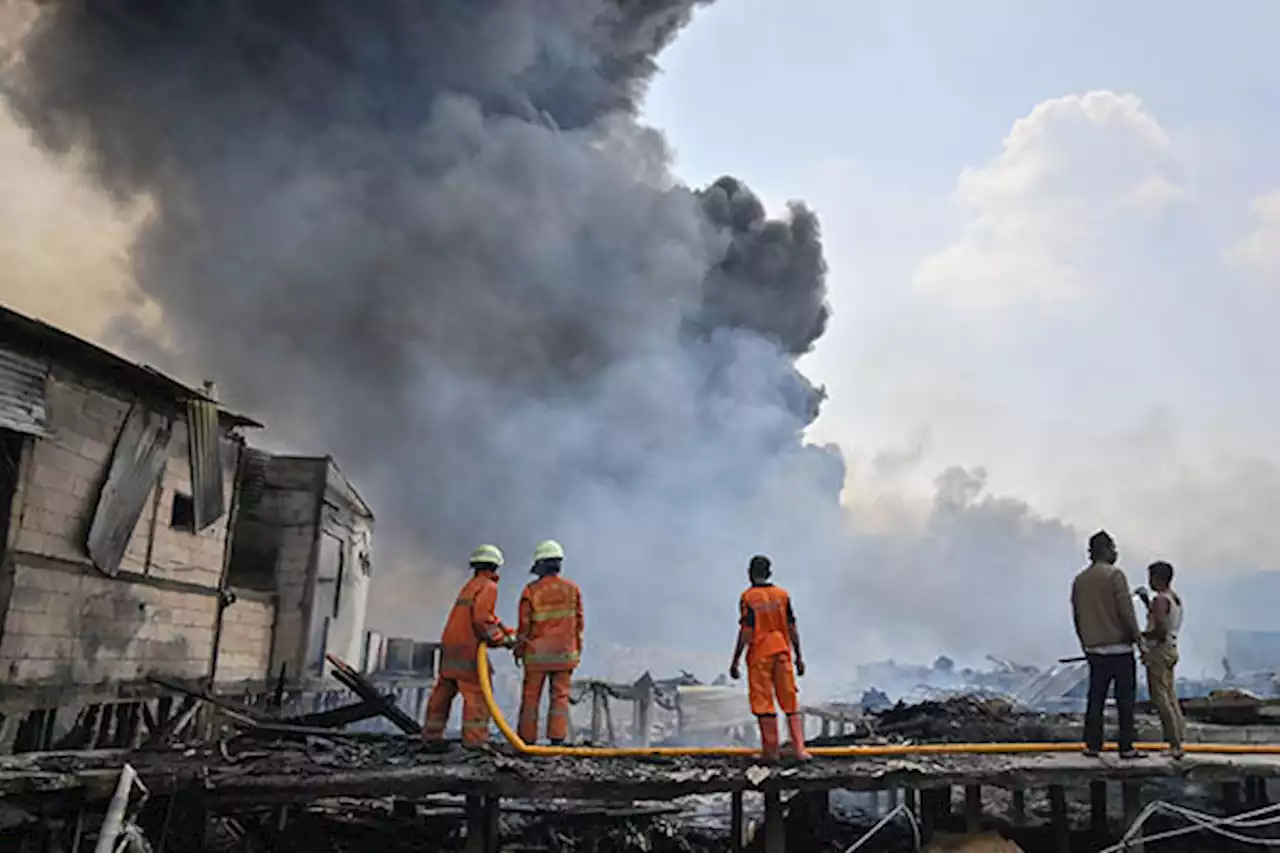 Kebakaran Landa Permukiman Padat Penduduk di Jakarta, Ratusan Rumah Hangus