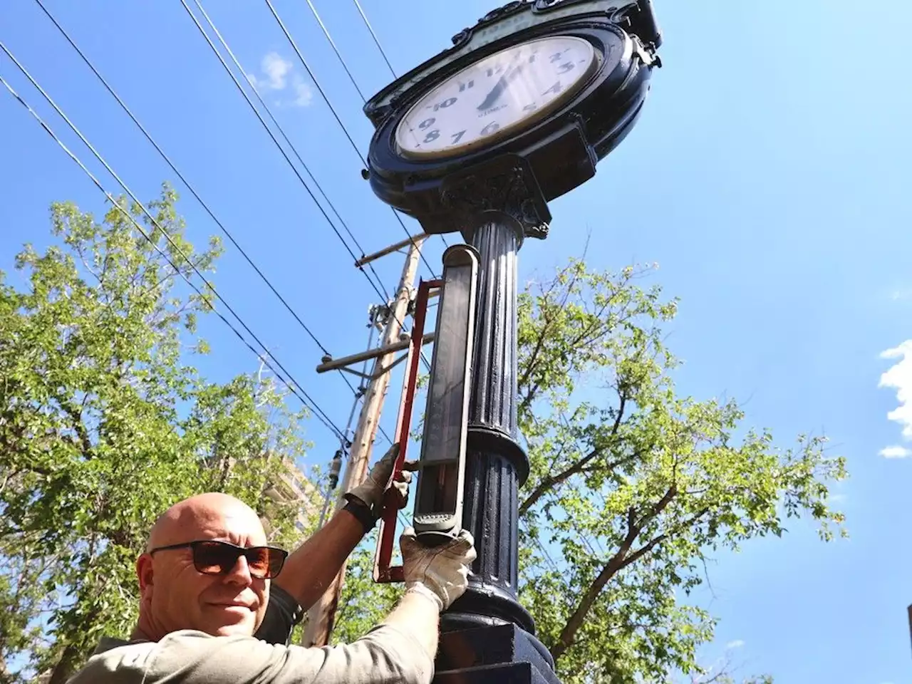 A matter of degrees: An old thermometer, an iconic clock, and the keeping of a city's temperature