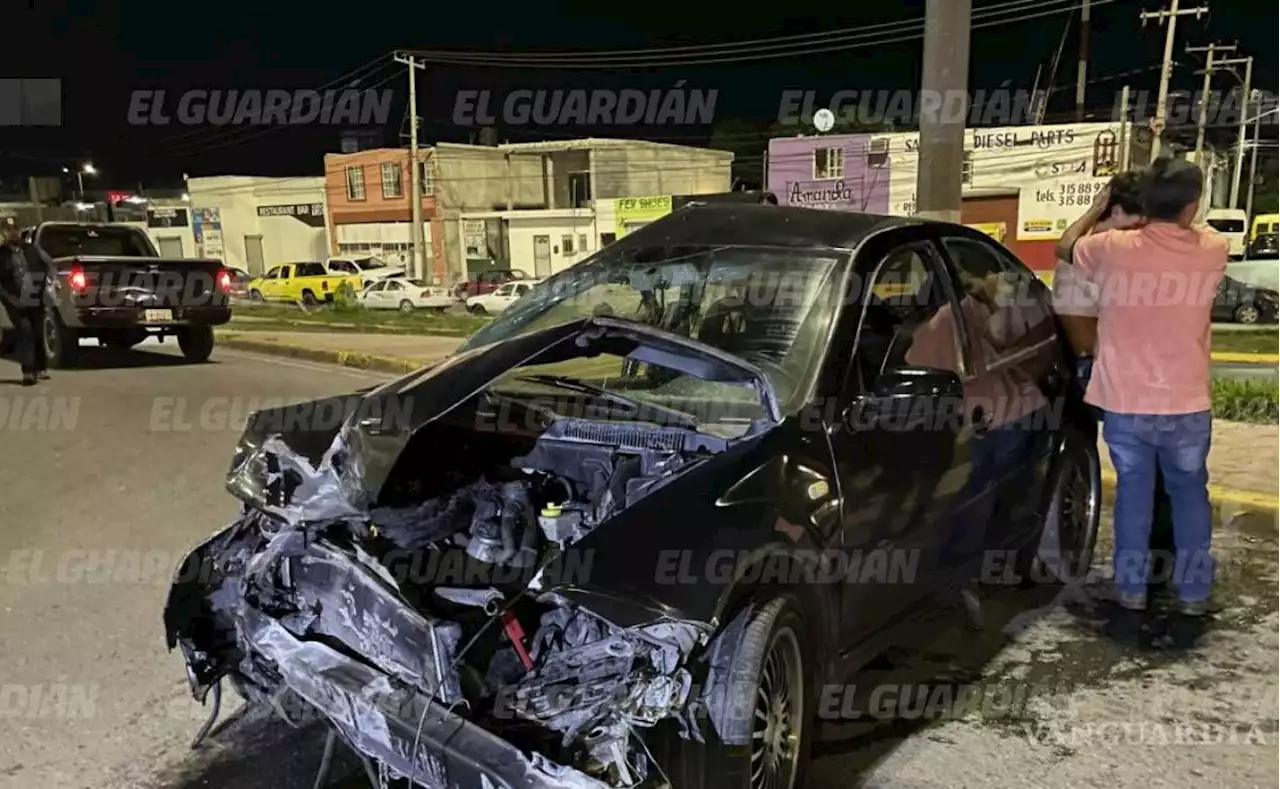 Conductor en estado de ebriedad se pasa el rojo, termina lesionado y con su auto destrozado, al sur de Saltillo