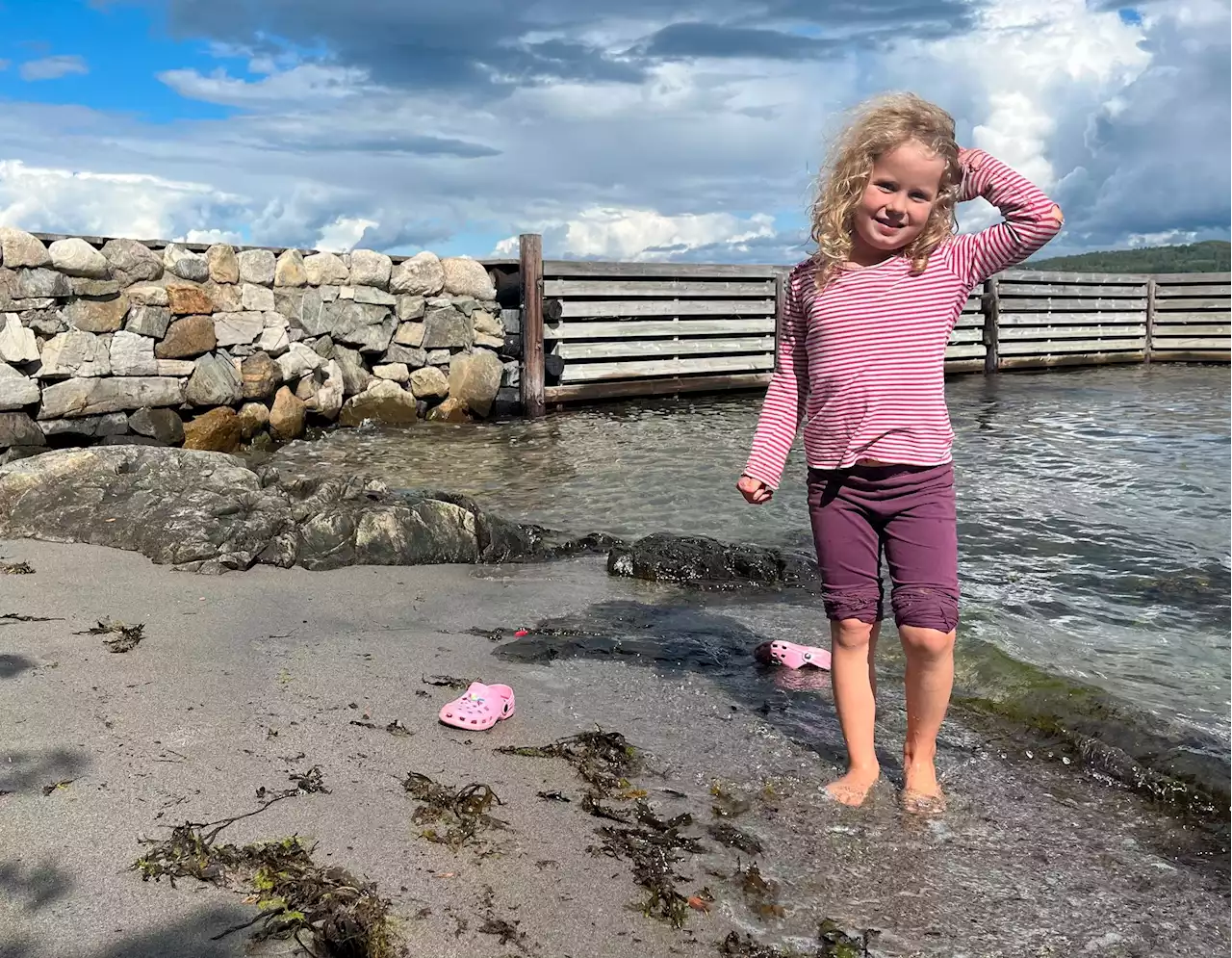 Marie (5) mistet badeskoen hos mormor: Fant den i fjæra hos farmor – 1,2 mil unna