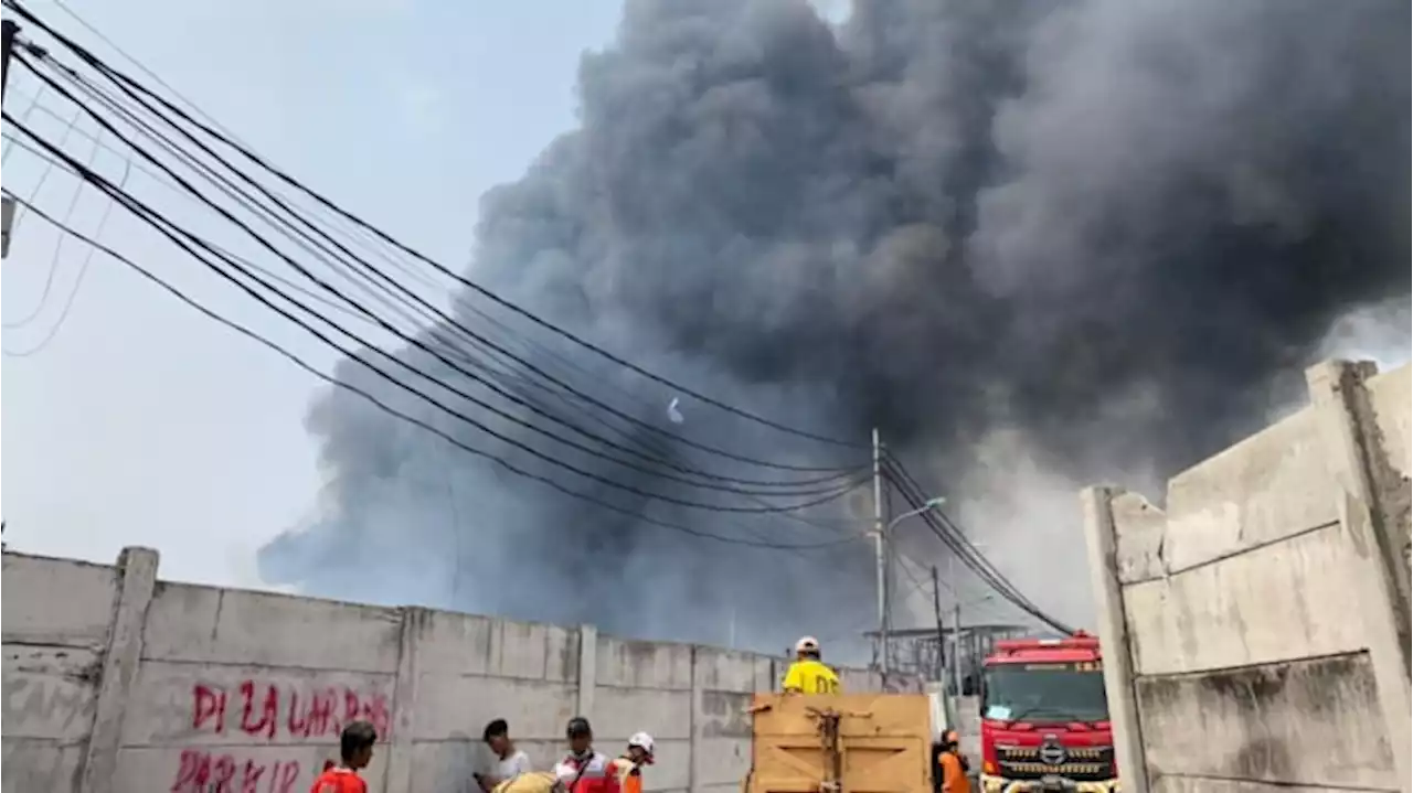 Si Jago Merah Lahap Pemukiman Warga Kapuk Muara, Api Belum Padam