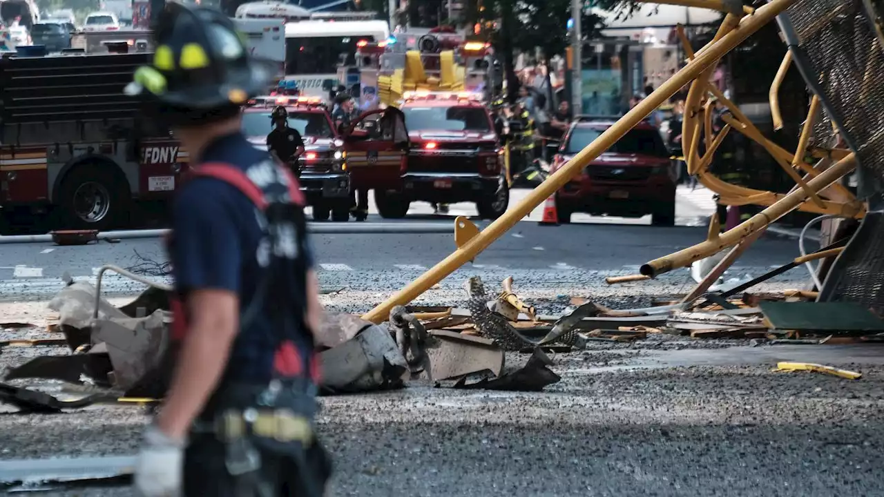 Dramatic video captures moment of NYC crane collapse