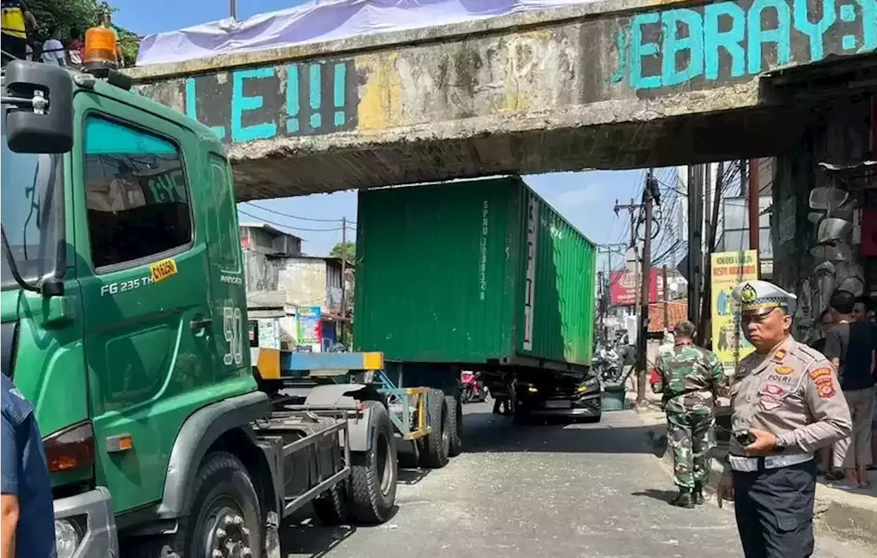 Truk Kontainer Tersangkut Di Jembatan Talang Air Jalur Bogor Ke